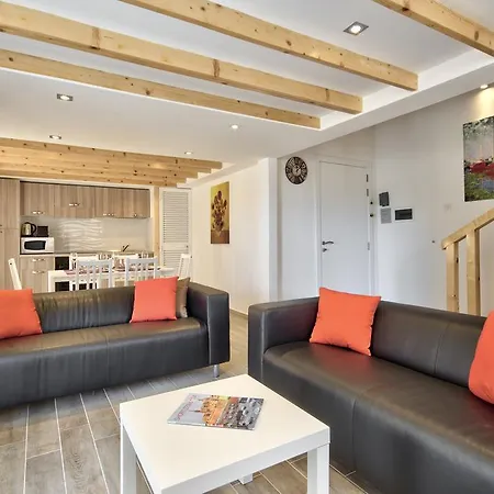 Appartamento Borgo 1 & 2-bedroom Self-catering In By Tritoni *